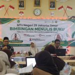 Wujudkan “Satu Guru Satu Buku”, MTsN 29 Jakarta Gelar Pelatihan Menulis Buku Bersama Bu Intan Irawati
